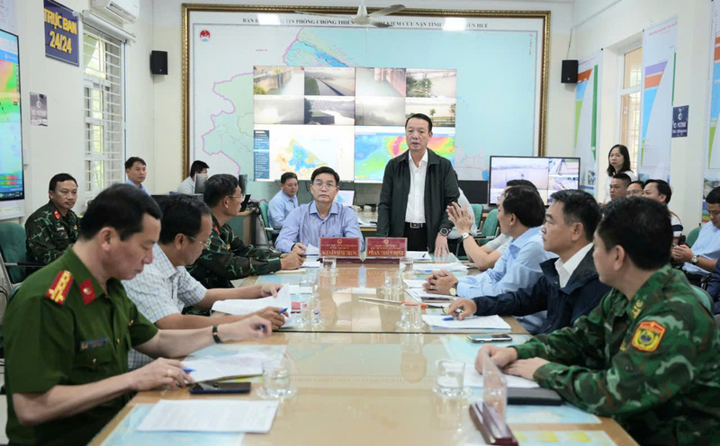 Thường trực Tỉnh uỷ, UBND Thành phố Huế túc trực chỉ đạo công tác ứng phó mưa lũ tại Ban Chỉ huy phòng thủ dân sự. Ảnh: Nguyễn Tuấn