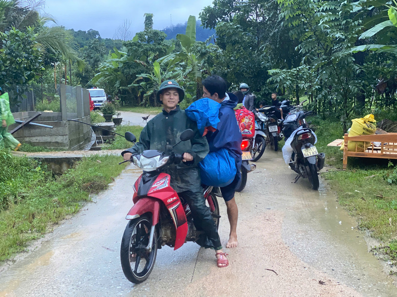 Đồn Biên phòng Cửa khẩu quốc tế Nam Giang triển khai lực lượng giúp nhân dân bị sạt lở di dời đến nơi an toàn. Ảnh: Bình An