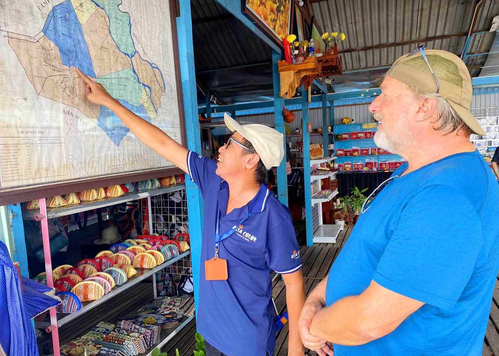 Trên bè nổi, người dân còn trưng bày các sản phẩm truyền thống để phục vụ du khách đến tham quan, mua sắm.