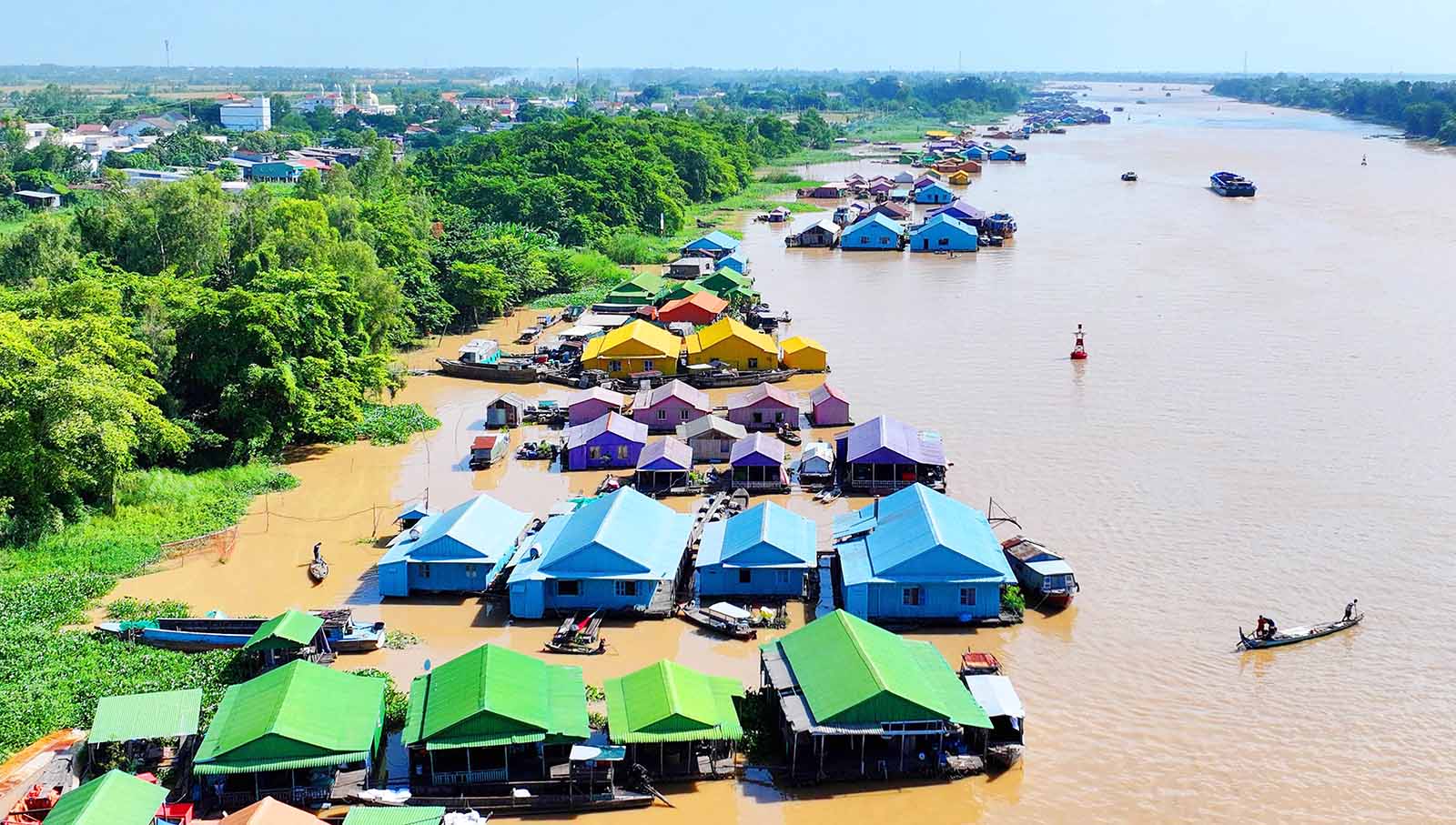 Từ lâu, trên bãi bồi con sông Hậu, ngư dân đóng bè nuôi cá basa và các loại cá ngon khác. Một vài chủ bè còn nhiệt tình phục vụ du khách đến tham quan.