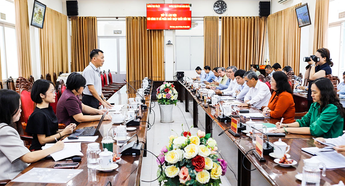 Quang cảnh buổi làm việc.