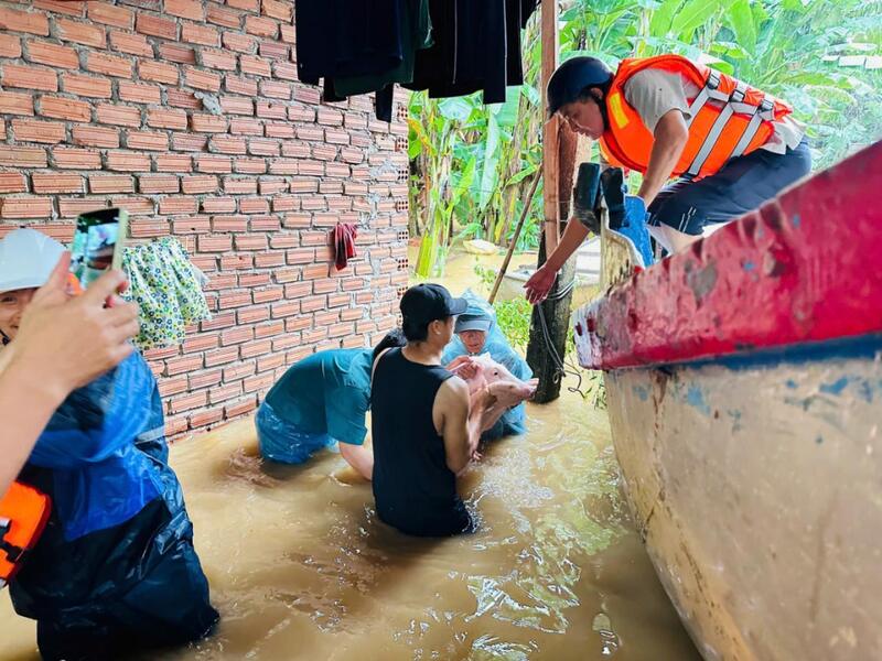 Người dân hối hả vận chuyển tài sản ra khỏi vùng ngập.