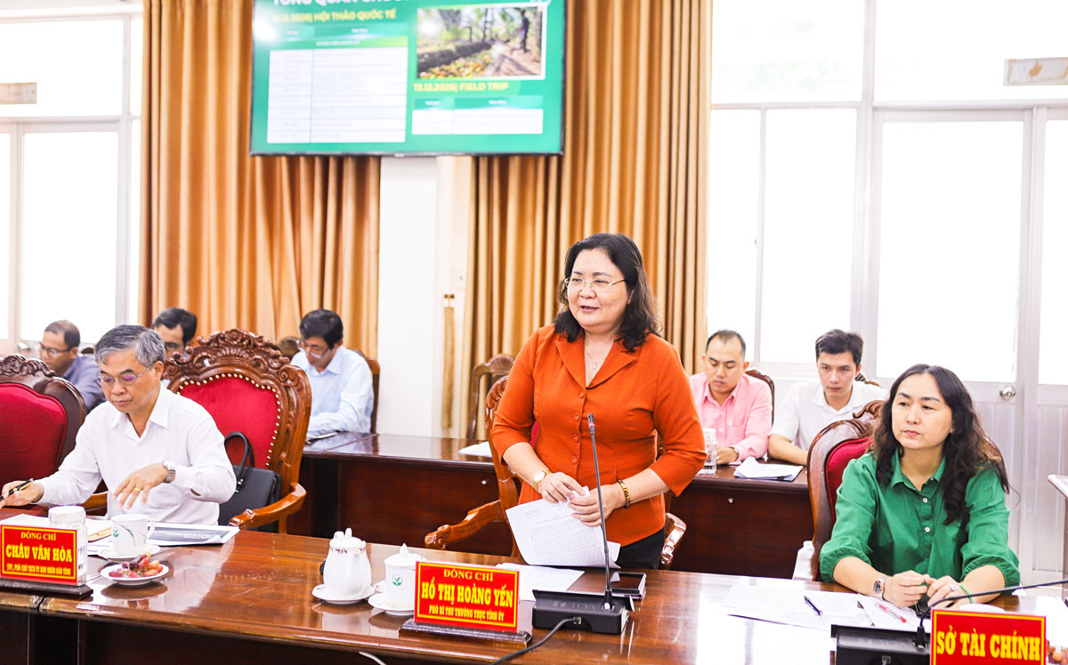 Phó Chủ tịch UBND tỉnh- Châu Văn Hòa thống nhất chủ đề, thời gian, địa điểm tổ chức và định hướng lồng ghép lễ hội dừa trong khuôn khổ hội thảo. Đồng thời giao các sở, ngành phối hợp chặt chẽ với Betrimex hoàn thiện kế hoạch, đảm bảo tổ chức thành công Hội thảo quốc tế Dừa- Coconext 2026 tại Vĩnh Long.  Phát biểu kết luận buổi làm việc, đồng chí Hồ Thị Hoàng Yến thống nhất và hoan nghênh đề xuất tổ chức hội thảo, khẳng định đây là cơ hội quan trọng để nâng tầm giá trị cây dừa Vĩnh Long, góp phần phát triển ngành hàng chủ lực của tỉnh theo hướng bền vững.    Chú thích ảnh: Đồng chí Hồ Thị Hoàng Yến- Phó Bí thư Thường trực Tỉnh ủy phát biểu tại buổi làm việc.