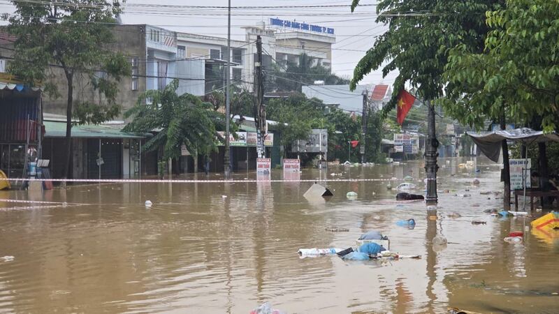 Nhiều tuyến đường trong nội thị ngập sâu.