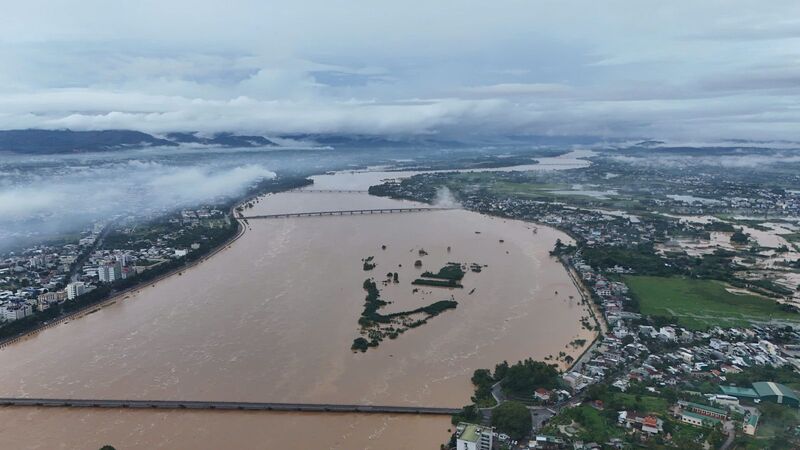 Hiện nay mực nước sông đang rút chậm nhưng nước lũ vẫn còn rất lớn. Ảnh: Tuệ Lâm