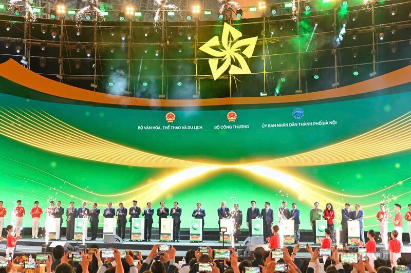 Thủ tướng Chính phủ Phạm Minh Chính cùng các đại biểu dự Lễ khai mạc Hội chợ Mùa Thu lần thứ nhất - 2025.