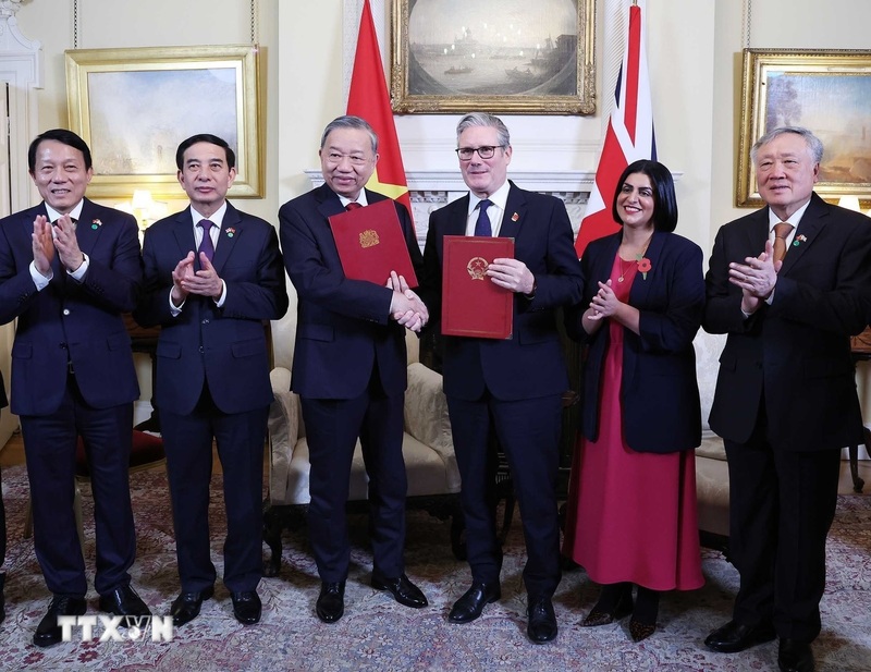 Tổng Bí thư Tô Lâm và Thủ tướng Liên hiệp Vương quốc Anh và Bắc Ireland Keir Starmer trao Tuyên bố chung về nâng cấp quan hệ Việt Nam - Anh lên Đối tác chiến lược toàn diện. Ảnh: Thống Nhất/TTXVN