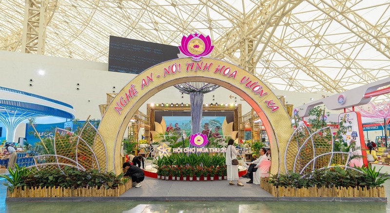 Tỉnh Nghệ An mang đến không gian trưng bày đặc sắc, giới thiệu các sản phẩm công nghiệp, công nghiệp nông thôn và OCOP tiêu biểu, độc đáo, phản ánh tinh hoa sáng tạo cùng bản sắc văn hóa địa phương.