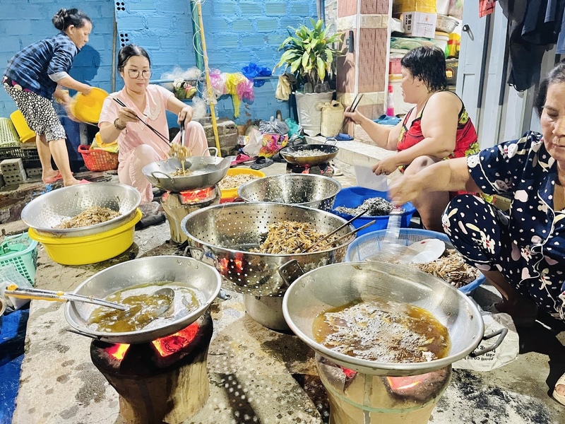 Người dân xã đảo Nhơn Châu rim cá gửi đồng bào vùng lũ. Ảnh: Người dân cung cấp