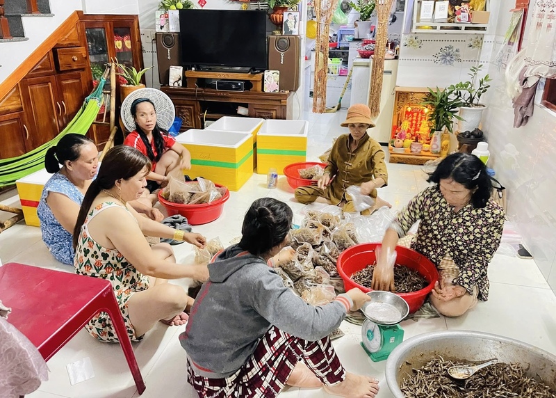 150kg cá rim sau khi hoàn thành được chia thành từng túi nhỏ 0,5kg, đóng thùng gọn gàng để gửi vào đất liền bằng ca nô. Ảnh: Người dân cung cấp