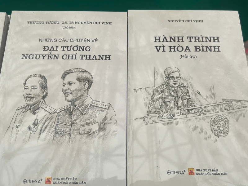 Cuộc đời của những bậc tiền bối có cống hiến và đóng góp cho đất nước được kể lại trong những câu chuyện chân thật và xúc động qua từng trang sách. Ảnh: Thanh Thảo