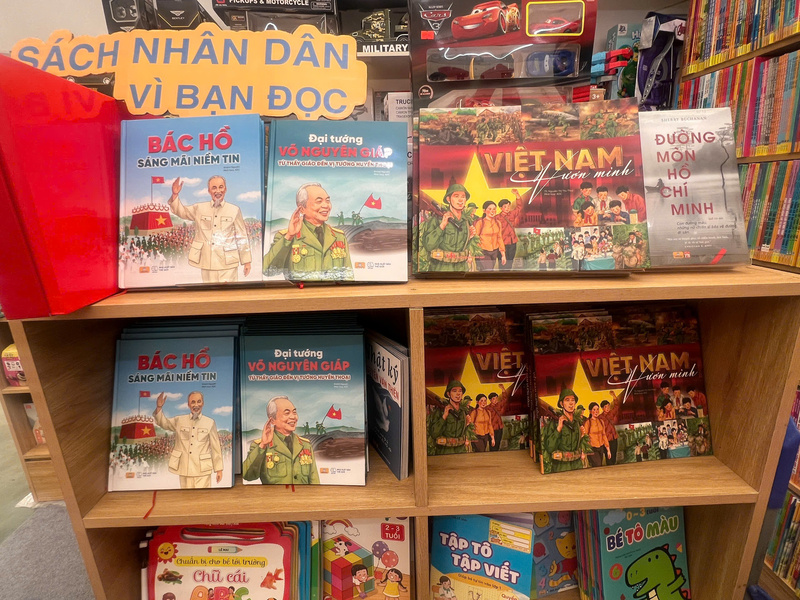 Những cuốn sách về các vị lãnh tụ, Chủ tịch Hồ Chí Minh kính yêu, Đại tướng Võ Nguyên Giáp luôn được trưng bày ở những nơi trung tâm và trang trọng nhất. Ảnh: Thanh Thảo