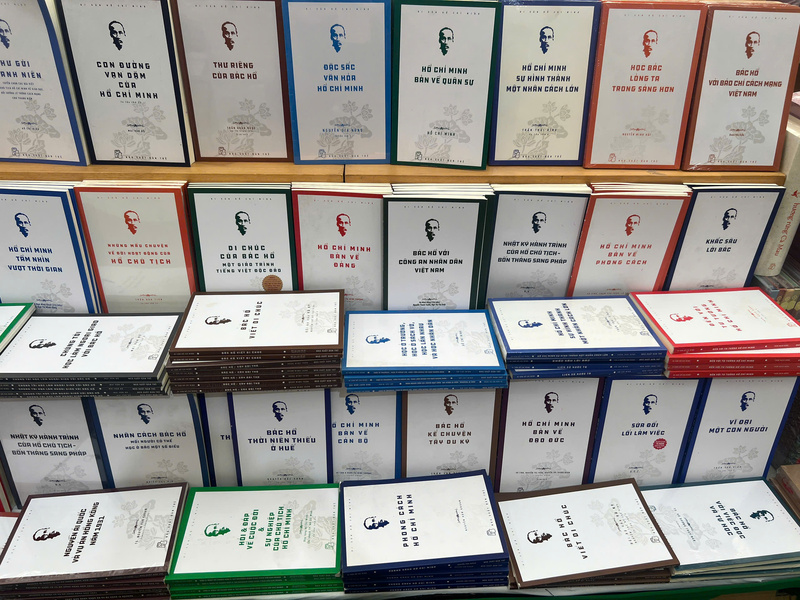 Hàng trăm đầu sách về cuộc đời của Bác Hồ kính yêu luôn hiện diện ở những vị trí trang trọng nhất trong không gian sách tại hội chợ. Ảnh: Thanh Thảo