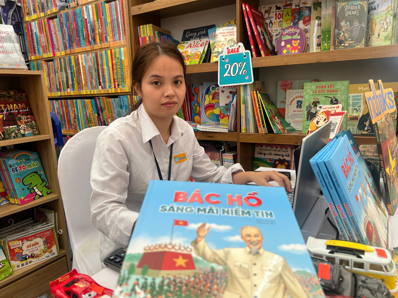 “Nhiều độc giả trẻ tìm mua những cuốn sách về các vị lãnh tụ, đặc biệt là Chủ tịch Hồ Chí Minh kính yêu”, chị Nguyễn Thị Hoàn chia sẻ.