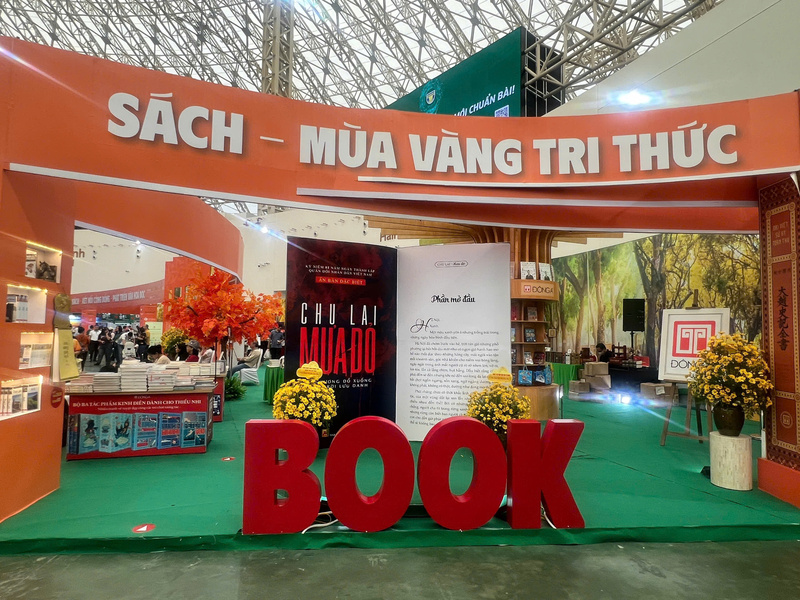 Những gian hàng trưng bày sách tại Hội chợ Mùa Thu lần thứ nhất - 2025 được trang trí rực rỡ và phân bổ các dòng sách hợp lý cho độc giả dễ tìm đọc. Ảnh: Thanh Thảo