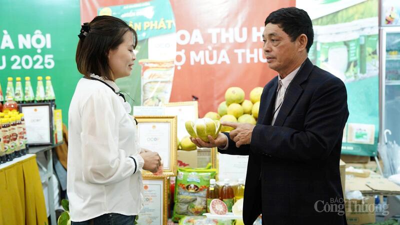 Ông Nguyễn Như Hảo giới thiệu sản phẩm nông sản địa phương cho khánh tham quan tại Hội chợ Mùa Thu 2025. Ảnh: Diệu Linh