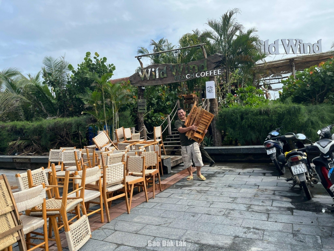 Hộ kinh doanh khu vực biển Tuy Hoà thi dọn đồ thực hiện lệnh cấm biển của địa phương. Ảnh : Minh Duyên