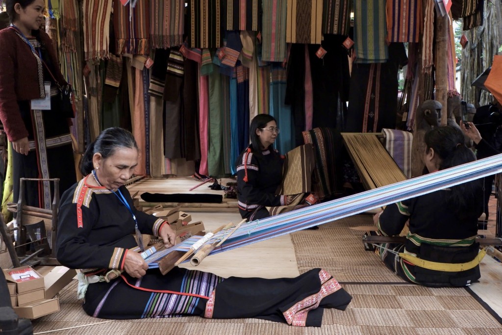 Gian trưng bày của vùng đất Tây Nguyên mang đậm sắc màu núi rừng đại ngàn Gian trưng bày của vùng đất Tây Nguyên mang đậm sắc màu núi rừng đại ngàn