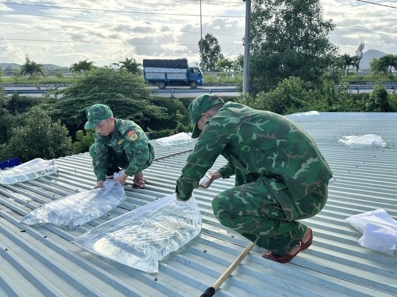 Mọi công việc được triển khai gấp rút trước giờ bão đổ bộ.