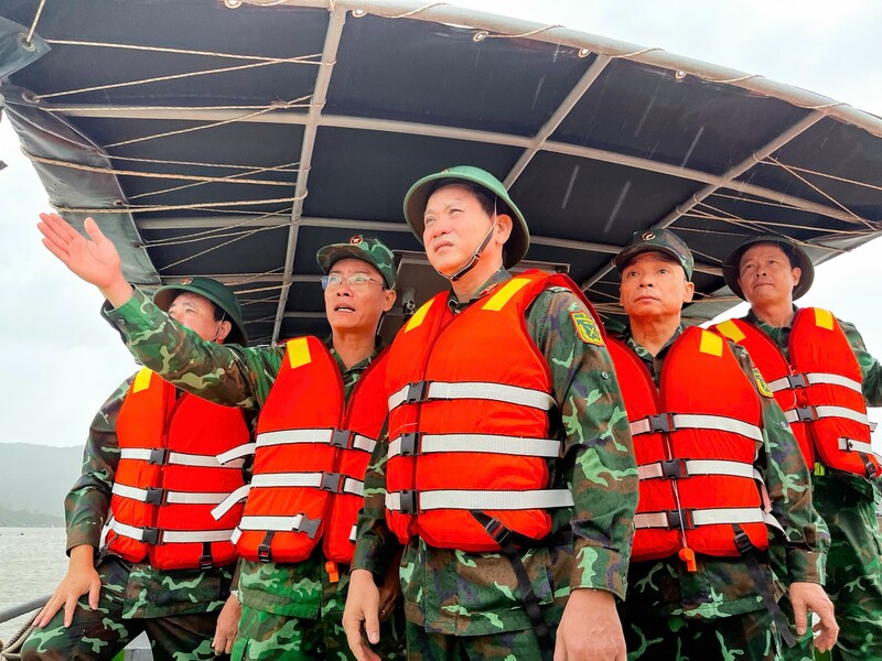 Trung tướng Lê Ngọc Hải (ở giữa) - Tư lệnh Quân khu trực tiếp kiểm tra công tác phòng, chống bão tại cảng cá Quy Nhơn.