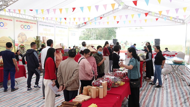 Sự kiện đã thu hút đông đảo người dân đến tham quan, mua sắm.