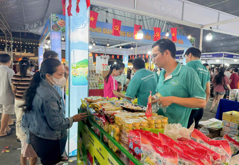 Hội chợ thương mại kích cầu tiêu dùng Khánh Hòa 2025 có 145 gian hàng của hơn 80 doanh nghiệp.