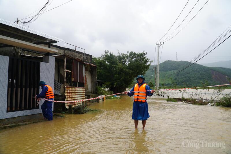 Lực lượng chức năng phường Hải Vân chăng dây cảnh báo và cảnh giới không cho người dân đi vào khu vực nước chảy siết, nguy hiểm (Ảnh chụp ngày 28/10 tại tổ dân phố Trường Định)