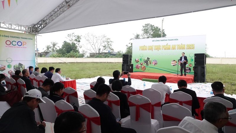 Toàn cảnh lễ khai mạc Phiên chợ thực phẩm an toàn năm 2025.