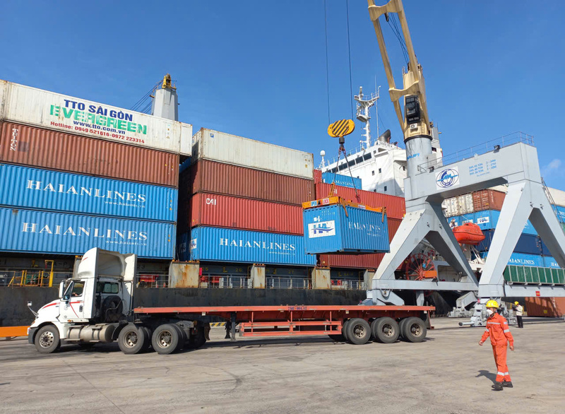 Tàu container bốc dỡ hàng hoá xuất khẩu tại cảng Chân Mây. Ảnh: Nguyễn Tuấn