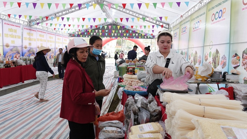 Phiên chợ đã có sự góp mặt của hàng trăm sản phẩm sạch, có nguồn gốc xuất xứ rõ ràng.