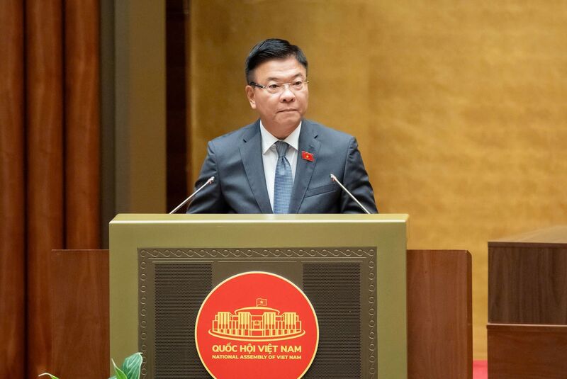 Phó Thủ tướng Lê Thành Long báo cáo giải trình tiếp thu dự thảo Nghị quyết. Ảnh: QH