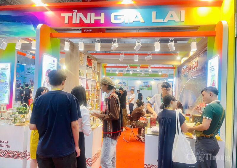 Gian hàng của tỉnh Gia Lai rộng 36 m2 được thiết kế không gian mở, kết hợp hài hòa giữa trưng bày hiện đại và bản sắc văn hóa.