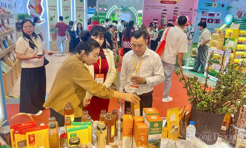 Khu trưng bày giới thiệu các sản phẩm đến từ Gia Lai. Ảnh: Bích Thu.