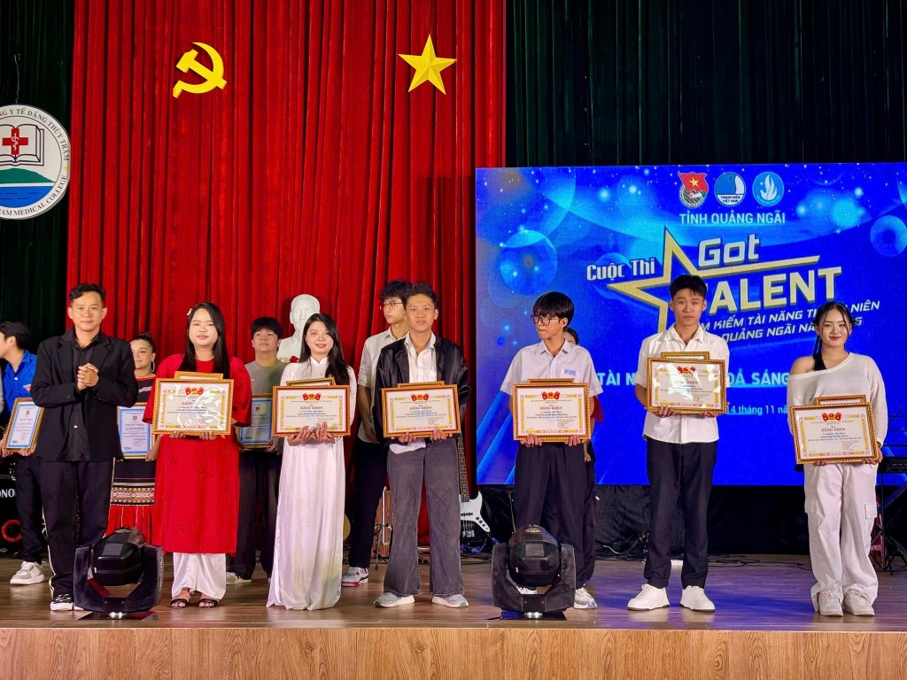 Ban Tổ chức trao giải cho các nhóm/tiết mục xuất sắc nhất tại Cuộc thi Tìm kiếm Tài năng Thanh niên tỉnh Quảng Ngãi năm 2025. Ban Tổ chức trao giải cho các nhóm/tiết mục xuất sắc nhất tại Cuộc thi Tìm kiếm Tài năng Thanh niên tỉnh Quảng Ngãi năm 2025.