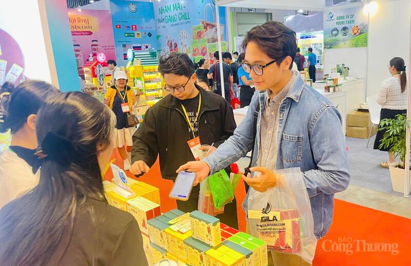 Du khách mua các sản phẩm của Gia Lai.