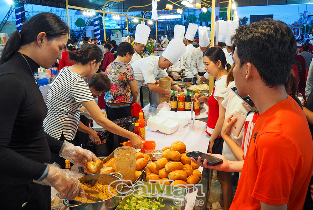 Món bánh mì cua cũng được đông đảo khách săn đón tại khu ẩm thực Ngày hội cua.