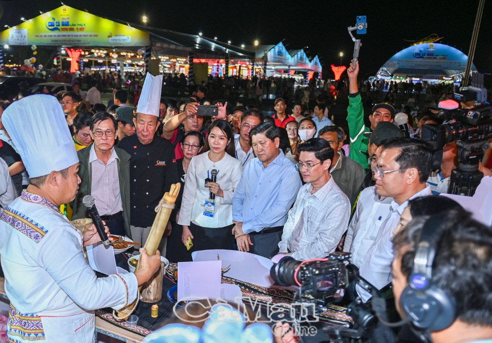 Lãnh đạo tỉnh và các chuyên gia ẩm thực lắng nghe các đơn vị thuyết trình món ăn.