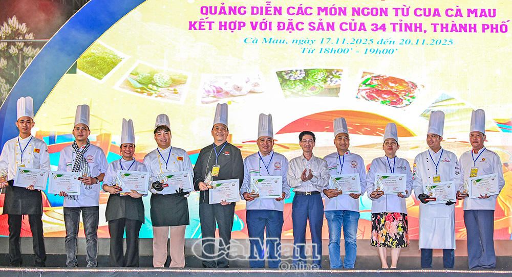 Đồng chí Trương Đăng Khoa Uỷ viên Ban Thường vụ Tỉnh uỷ, Bí thư Đảng uỷ, Chủ tịch HĐND phường Tân Thành trao chứng nhận cho các đội tham gia quảng diễn.