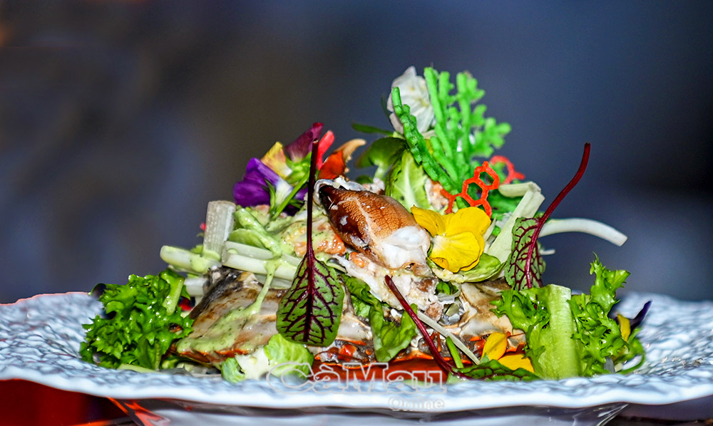 Gỏi cua ngũ sắc.