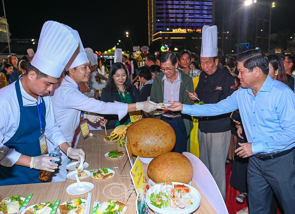 Lãnh đạo tỉnh và đại biểu thưởng thức các món ăn từ cua kết hợp với đặc sản các tỉnh, thành.