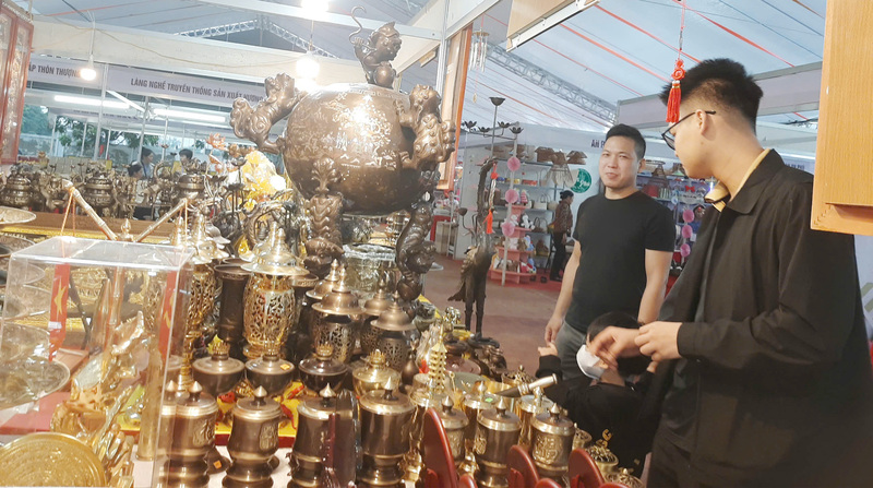 Triển lãm hứa hẹn là nơi giới thiệu, quảng bá các sản phẩm đặc sắc, tiêu biểu có thế mạnh của các làng nghề truyền thống của xã Thanh Oai. Ảnh: N.H