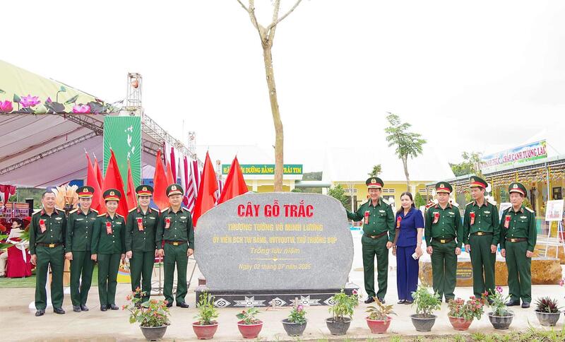 Các đại biểu trồng cây gỗ trắc nhân dịp khánh thành trường.