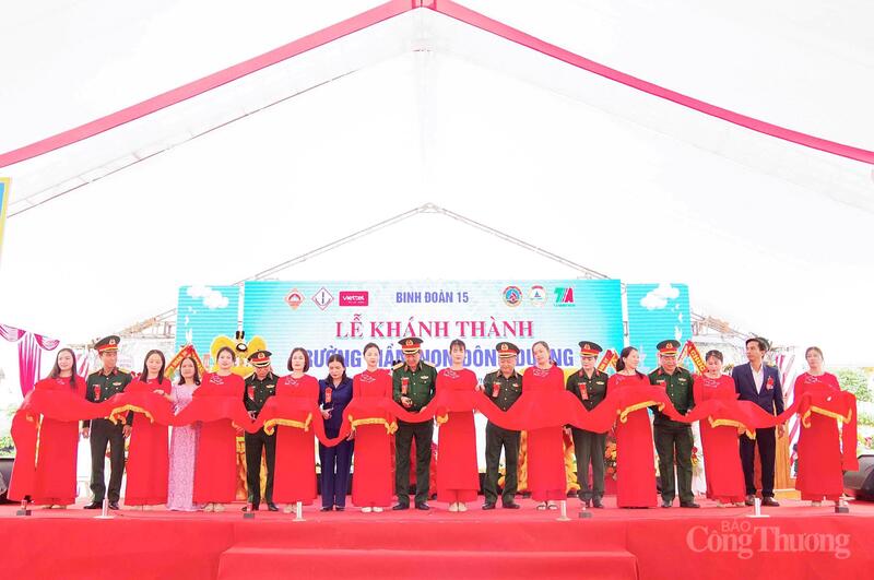 Các đại biểu cắt băng khánh thành Trường Mầm non Đông Dương.