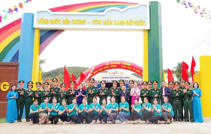 Các đại biểu và giáo viên Trường Mầm non Đông Dương chụp ảnh lưu niệm.