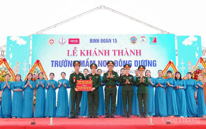 Thứ trưởng Bộ Quốc phòng tặng quà cho Trường Mầm non Đông Dương.