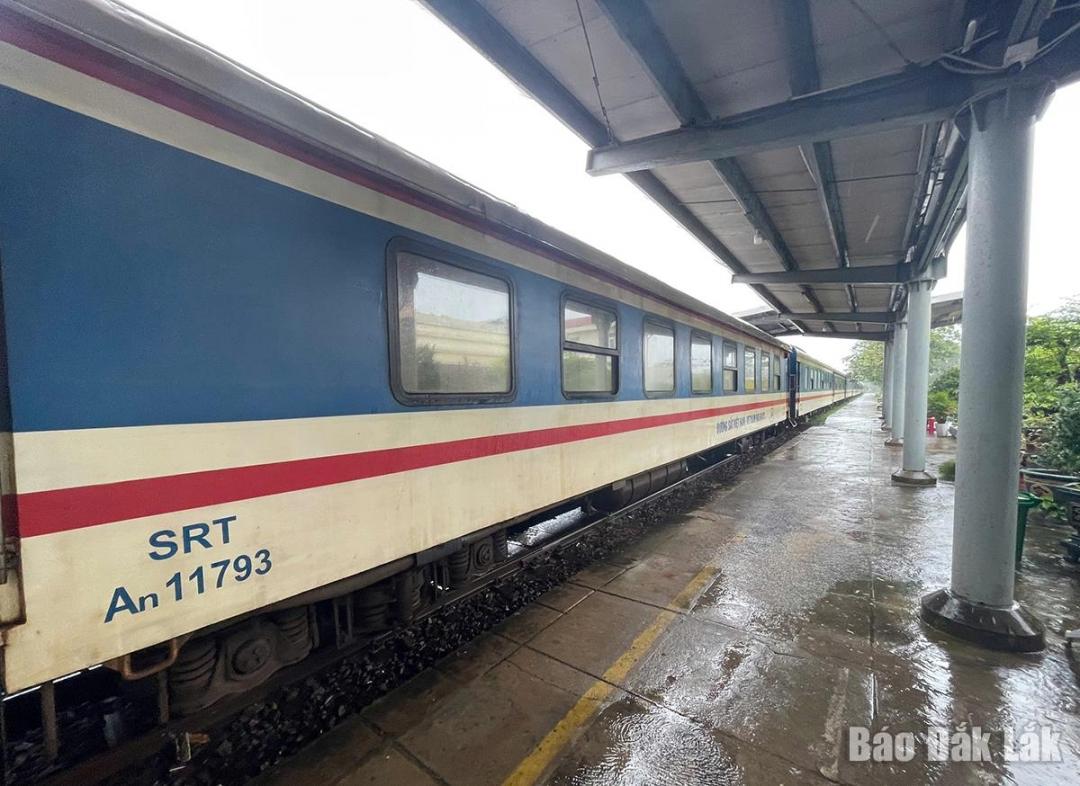 Nhiều đoàn tàu phải tạm dừng tại ga Tuy Hòa do ảnh hưởng bởi mưa lũ.