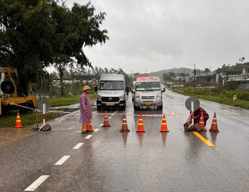 Lực lượng Cảnh sát giao thông túc trực tại 2 đầu đèo đảm bảo an toàn giao thông. Ảnh: Văn Dũng