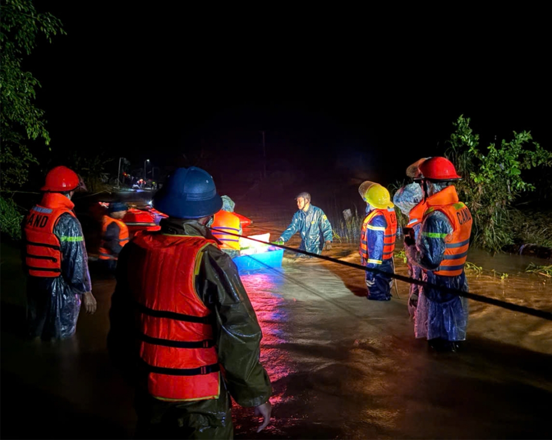 Lực lượng chức năng đưa ngưới dân ra khỏi vùng nguy hiểm (ảnh: PCCC và CHCN)