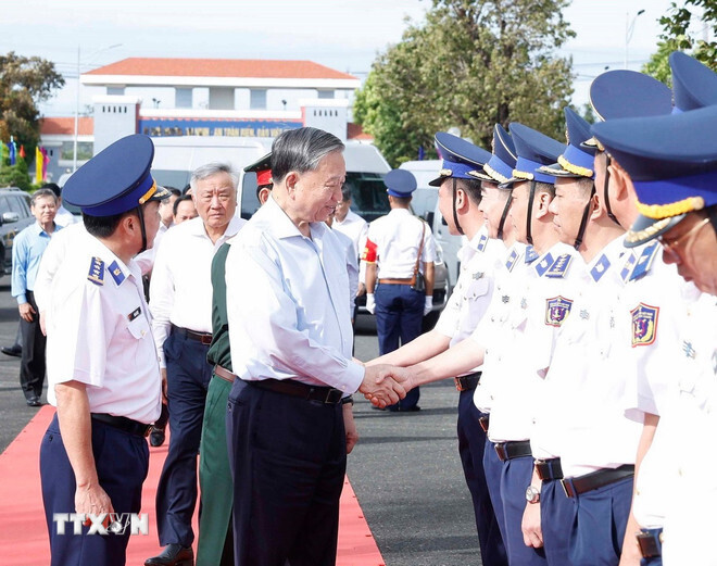 Tổng Bí thư Tô Lâm với các đại biểu Bộ Tư lệnh Vùng Cảnh sát Biển 4. Ảnh: TTXVN