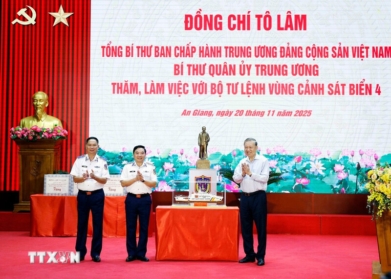 Tổng Bí thư Tô Lâm tặng bức tượng Chủ tịch Hồ Chí Minh cho Bộ Tư lệnh Vùng Cảnh sát Biển 4. Ảnh: TTXVN